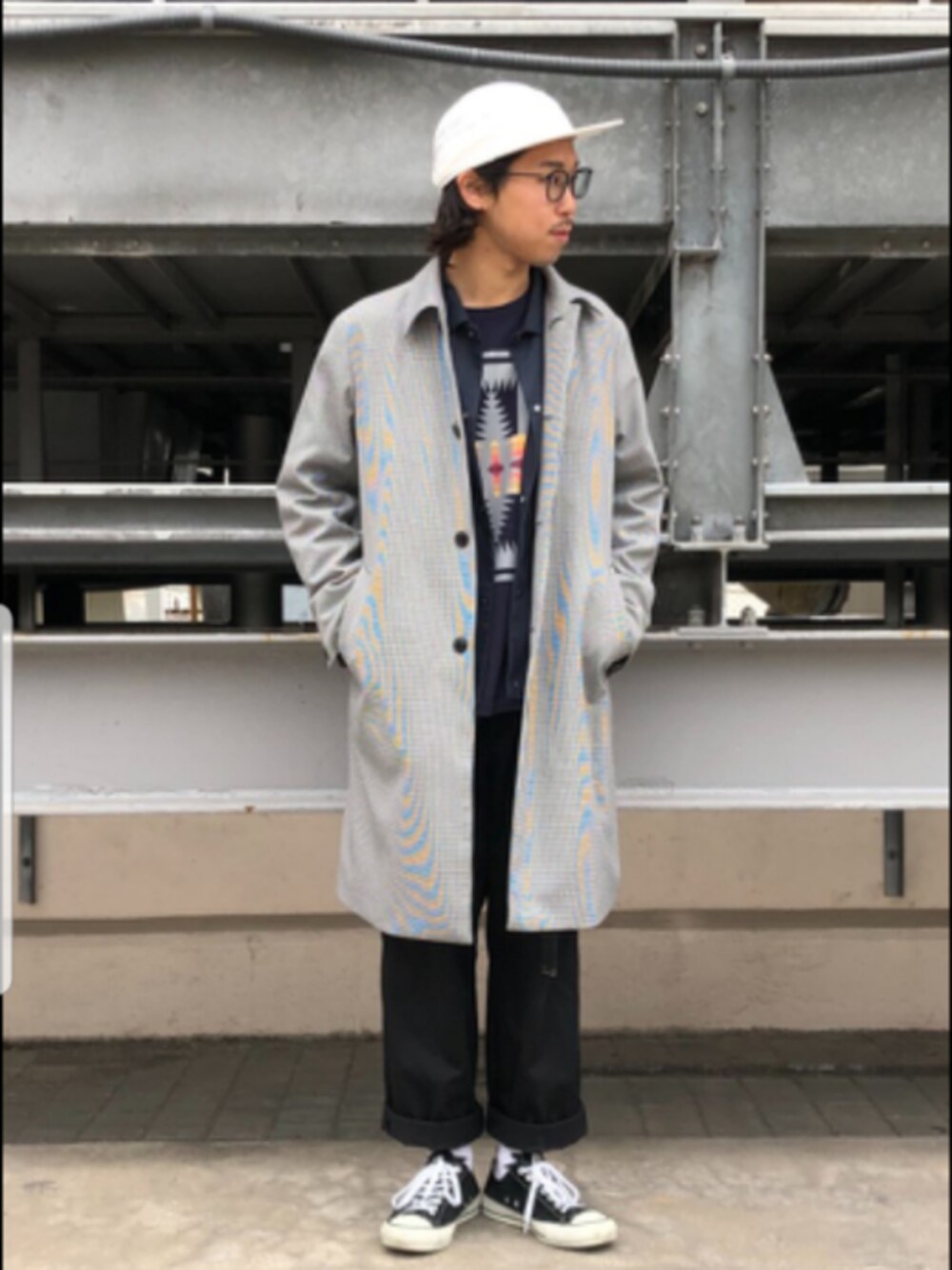 「オトナカジュアル、ワイドパンツ、春、スニーカー、ステンカラーコート、ootd、コンバース、tk.TAKEO KIKUCHI、キャップ、PENDLETON」｜「tk.TAKEO KIKUCHIのライトスエード調ストレッチブルゾン（ブルゾン、ベージュ系）」を使った、新宿ルミネエストtkさん（メンズ・171cm）の冬コーディネートの1枚目の写真