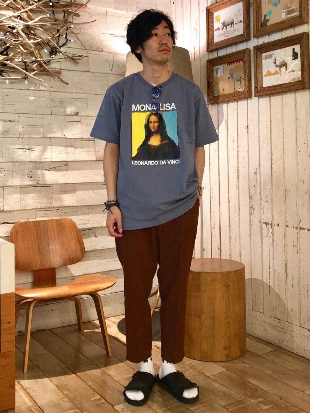 ブルー系のTシャツ/カットソー、レッド系のその他パンツ、ホワイト系のTシャツ/カットソーを着用したメンズの春コーディネートの1枚目の写真