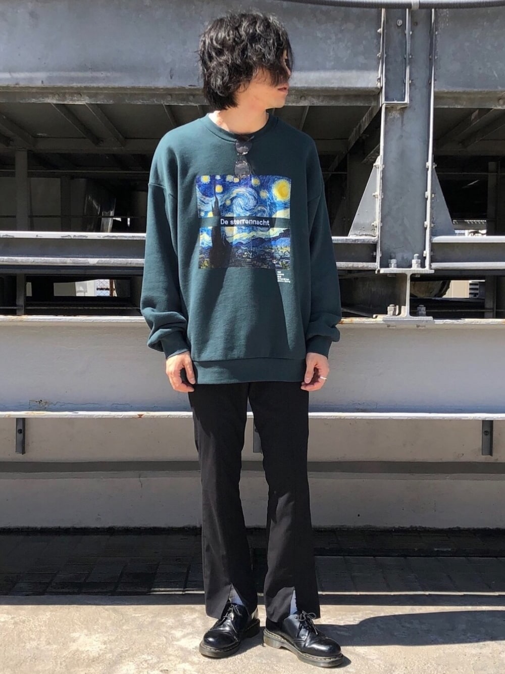 「スウェット、グリーン、Dr.Martens、トレーナー、フレアパンツ、アート、スリット、秋コーデ、新宿ルミネエスト、tk.TAKEO KIKUCHI」｜「tk.TAKEO KIKUCHIのアートコレクション　ビッグスウェット（スウェット、グリーン系）」を使った、新宿ルミネエストtkさん（メンズ・178cm）の秋コーディネートの1枚目の写真