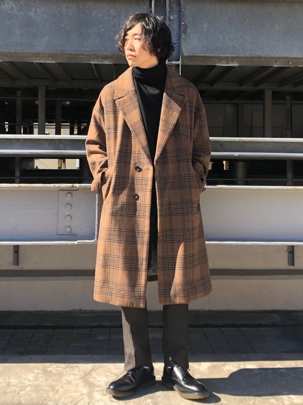 「チェック、コート、チェスターコート、ベージュ、冬コーデ、タートルネック、チェックコート、CAMINANDO、新宿ルミネエスト、tk.TAKEO KIKUCHI」｜「tk.TAKEO KIKUCHIのGiGaTex ビッグチェックチェスターコート（チェスターコート、ベージュ系）」を使った、新宿ルミネエストtkさん（メンズ・178cm）の秋コーディネートの1枚目の写真
