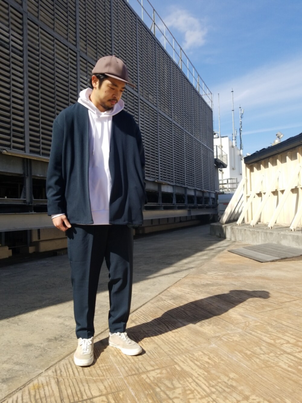 「セットアップ、カジュアルコーデ、オーバーサイズ、シンプルコーデ、おしゃれさんと繋がりたい、キャップ、スニーカー、パーカー、春コーデ、tk.TAKEO KIKUCHI」｜「tk.TAKEO KIKUCHIのドロップショルダープルパーカー（パーカー、ホワイト系）」を使った、新宿ルミネエストtkさん（メンズ・175cm）の冬コーディネートの1枚目の写真