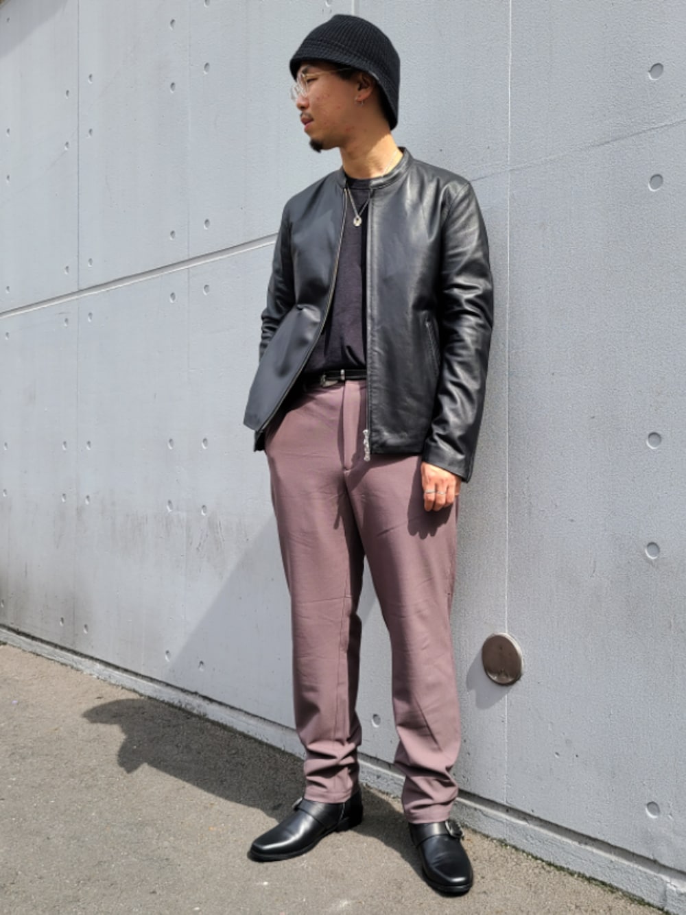 「秋冬コーデ、ブラック、いいね、save、フォローお願いします🤑、お洒落さんとつながりたい、tk.TAKEO KIKUCHI、バケットハット、ブーツ、モノトーンコーデ、レザー、レザージャケット」｜「tk.TAKEO KIKUCHIのラムレザーシングルライダースジャケット（ライダースジャケット、ブラック系）」を使った、新宿ルミネエストtkさん（メンズ・171cm）の秋コーディネートの1枚目の写真