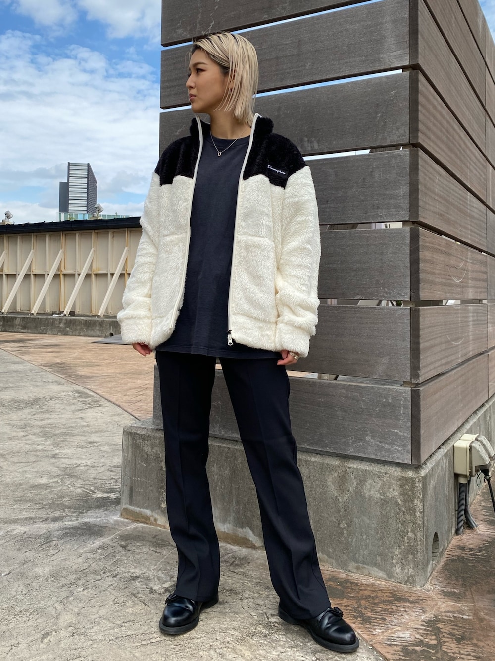 「tk.TAKEO KIKUCHI、チャンピオン、Champion、別注、フリース、Wrangler、ラングラー、スラックスパンツ、フレアパンツ、秋のマイ旬スタイル」｜「ChampionのChampion for tk.TAKEO KIKUCHI フリースジャケット（ブルゾン、ホワイト系）」を使った、新宿ルミネエストtkさん（レディース・167cm）の秋コーディネートの1枚目の写真