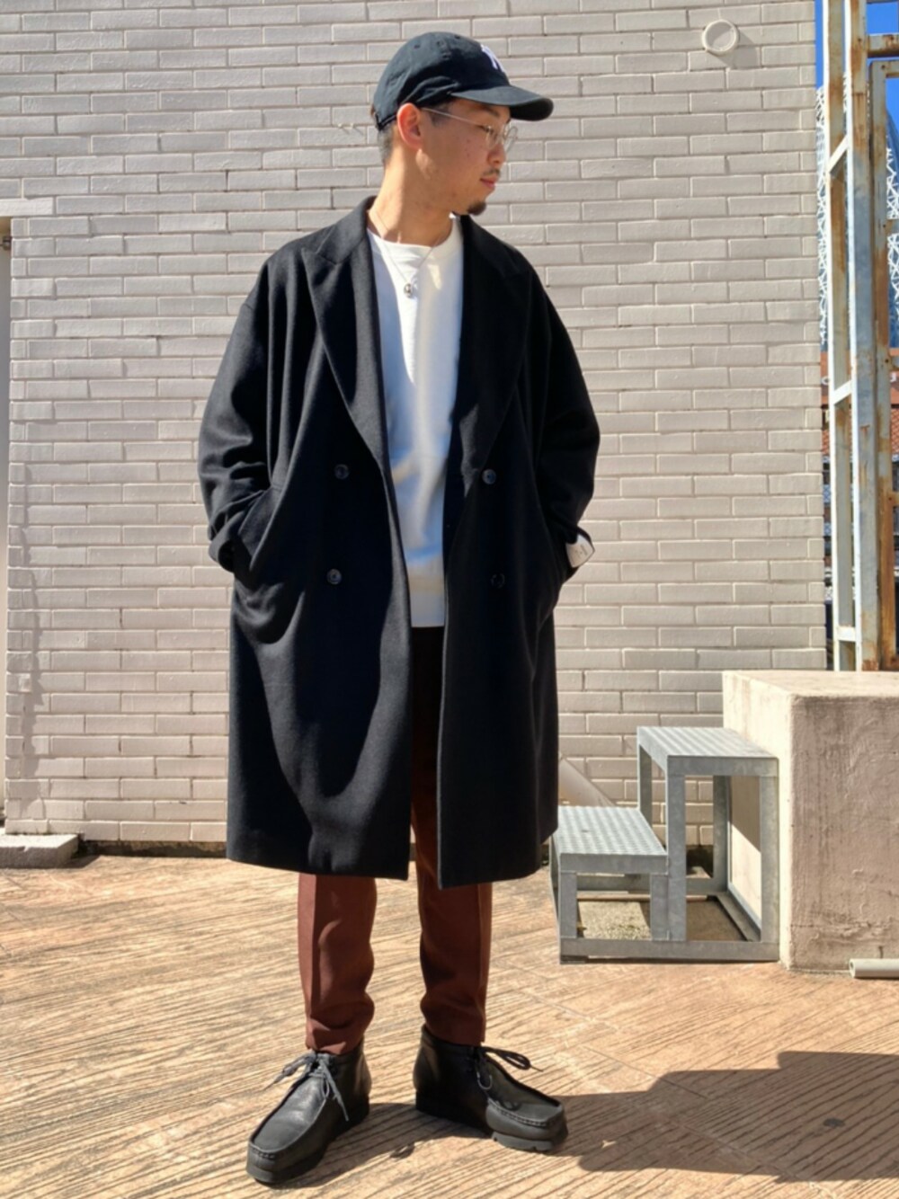 「お洒落さんとつながりたい、チェスターコート、大人カジュアル、ビッグシルエット、キレイめ、秋コーデ、秋冬コーデ、ブラック、tk.TAKEO KIKUCHI、ブラウン」｜「tk.TAKEO KIKUCHIのGiGaTex ダブルチェスターコート（チェスターコート、ブラック系）」を使った、新宿ルミネエストtkさん（メンズ・171cm）の秋コーディネートの1枚目の写真