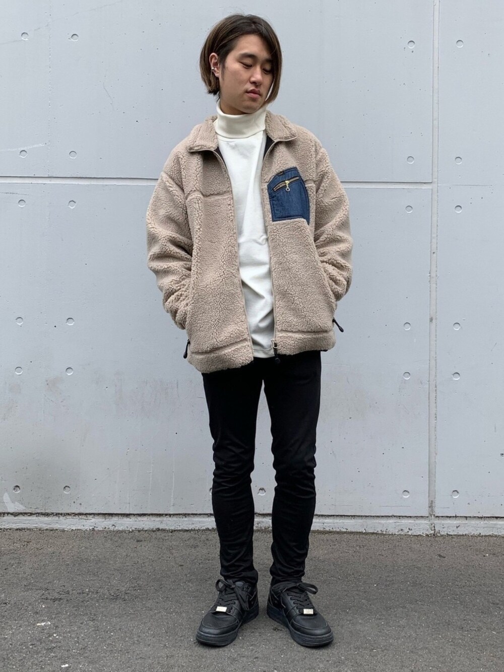 「ボア、秋のコーデ、LEE、冬コーデ、カジュアルコーデ、黒スキニー、ゆるコーデ、tk.TAKEO KIKUCHI、いいね、save、フォローお願いします🤑」｜「tk.TAKEO KIKUCHIのミラノリブタートルネックニットソー（Tシャツ/カットソー、ホワイト系）」を使った、新宿ルミネエストtkさん（メンズ・171cm）の秋コーディネートの1枚目の写真