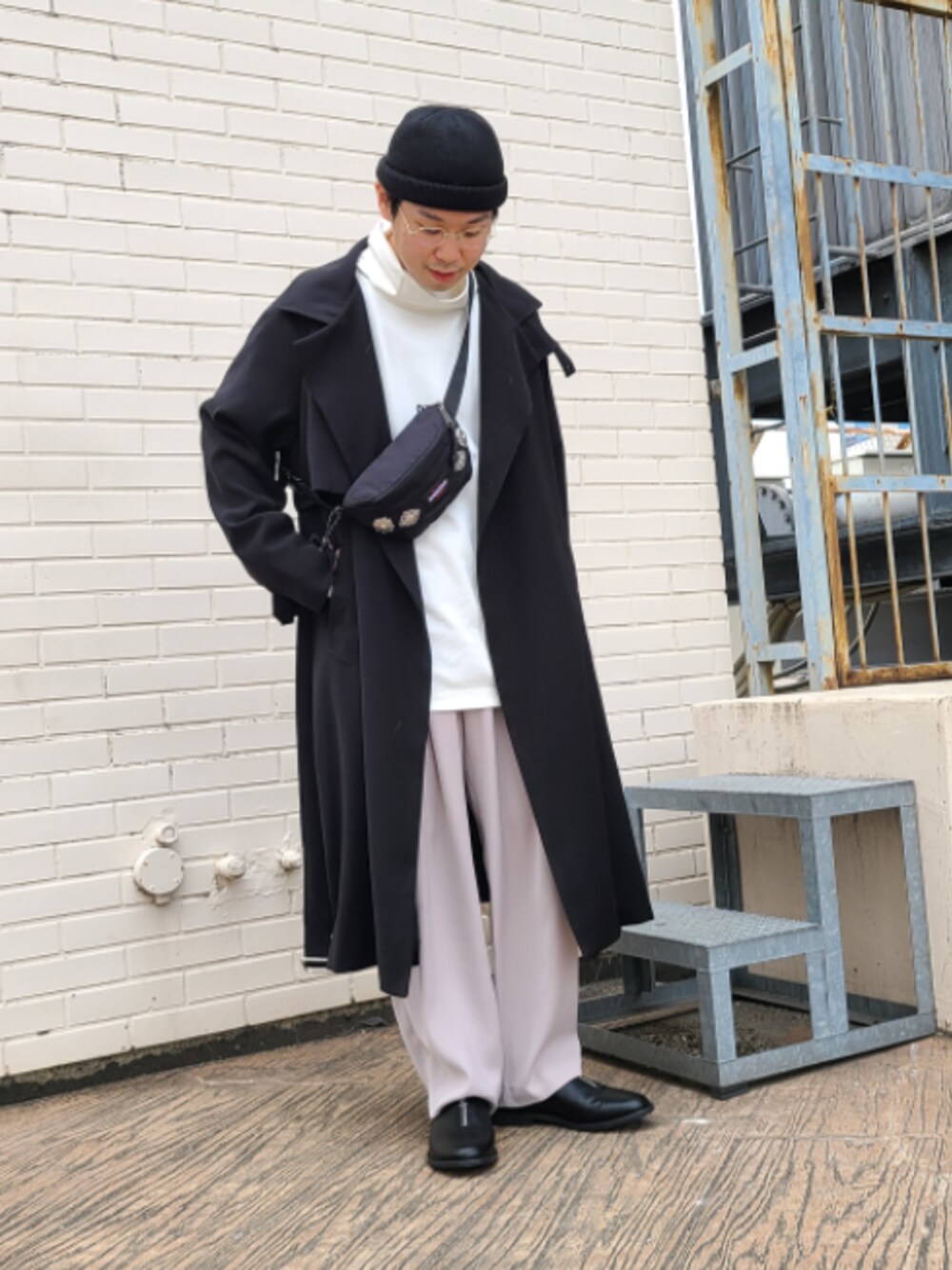 「ブラック、ニット帽、モノトーン、タートルネック、革靴、モード、ビックシルエット、オーバーコート、おしゃれさんと繋がりたい、tk.TAKEO KIKUCHI」｜「tk.TAKEO KIKUCHIのルーズモクネックカットソー（Tシャツ/カットソー、ホワイト系）」を使った、新宿ルミネエストtkさん（メンズ・171cm）の冬コーディネートの1枚目の写真