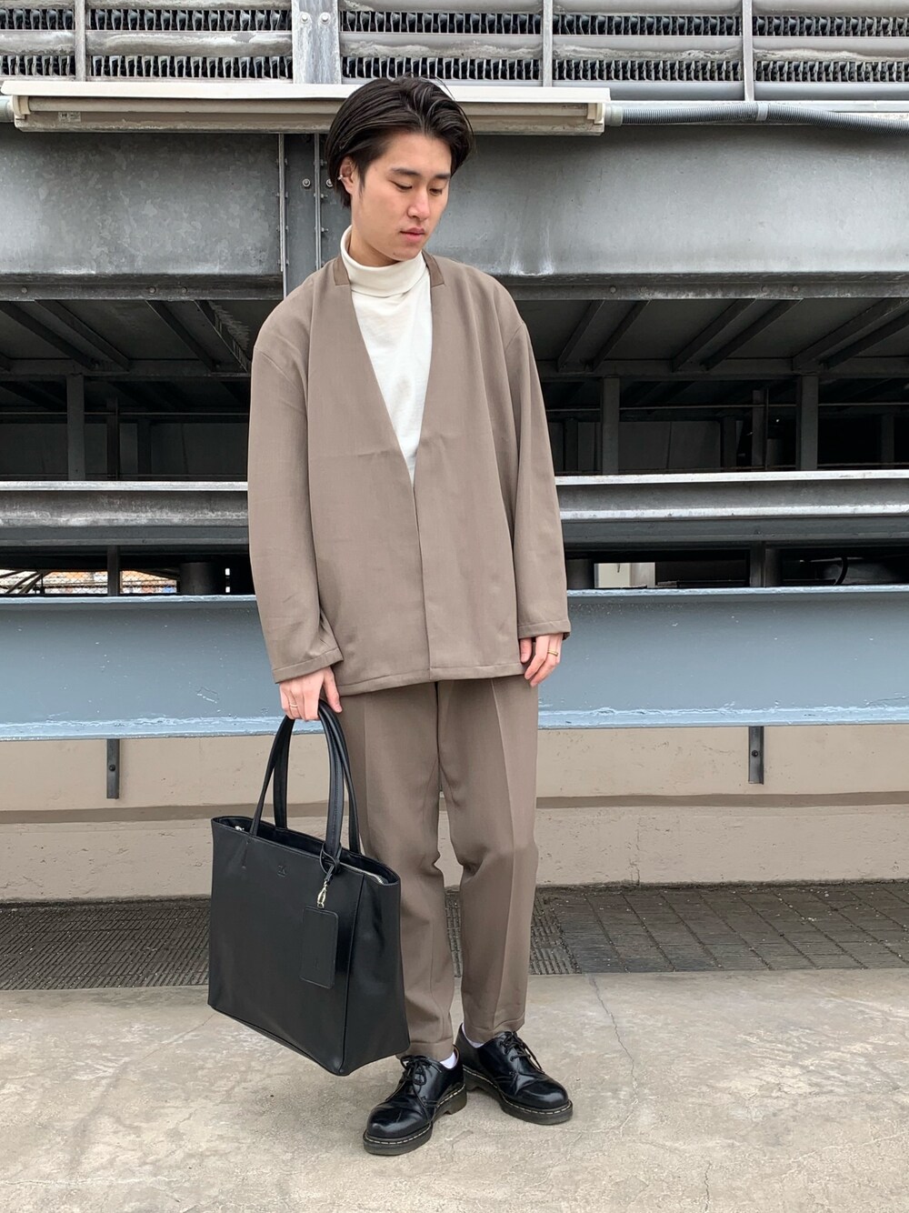 「セットアップ、オトナカジュアル、きれいめカジュアル、春コーデ、いいね、save、フォローお願いします🤑、ワイドパンツ、ベージュ、休日スタイル、レザー、tk.TAKEO KIKUCHI」｜「tk.TAKEO KIKUCHIの360度ストレッチ ノーカラージャケット（ノーカラージャケット、ベージュ系）」を使った、新宿ルミネエストtkさん（メンズ・171cm）の冬コーディネートの1枚目の写真