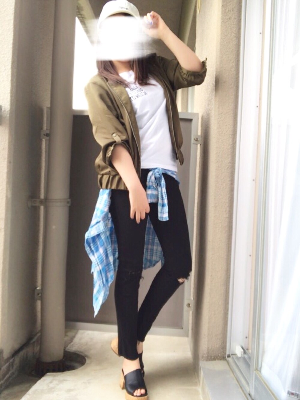 「LEPSIM、ノーカラージャケット、Dickies、Tシャツ、BAYFLOW(BAYFLOW)、チェックシャツ、UNIQLO、ダメージデニムパンツ、niko and…、キャプ」｜「niko and...のPEANUTS刺繍キャップ【niko and ...】（キャップ、ホワイト系）」を使った、YukAさん（レディース・156cm）の春コーディネートの1枚目の写真