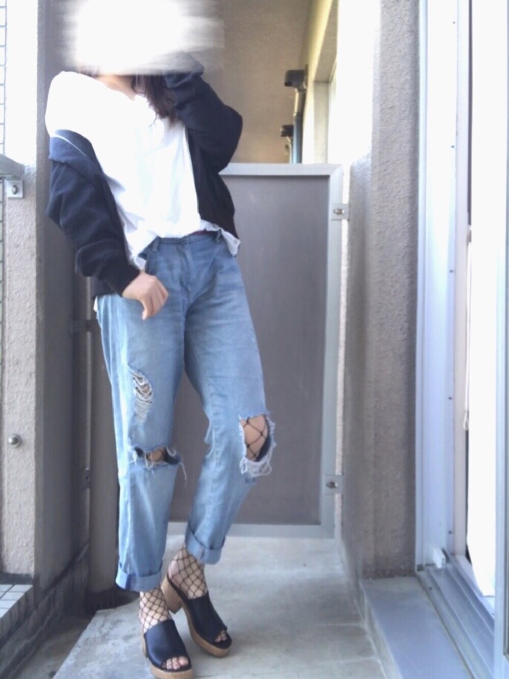 「JEANASiS、Tシャツ、UNIQLO、ブルゾン、ダメージデニムパンツ、WEGO、網タイツ、GLOBAL WORK、ドラフトジーナ、ユニクロ」｜「JEANASISのBASIC V TEE/726448（Tシャツ/カットソー、ホワイト系）」を使った、YukAさん（レディース・156cm）の夏コーディネートの1枚目の写真