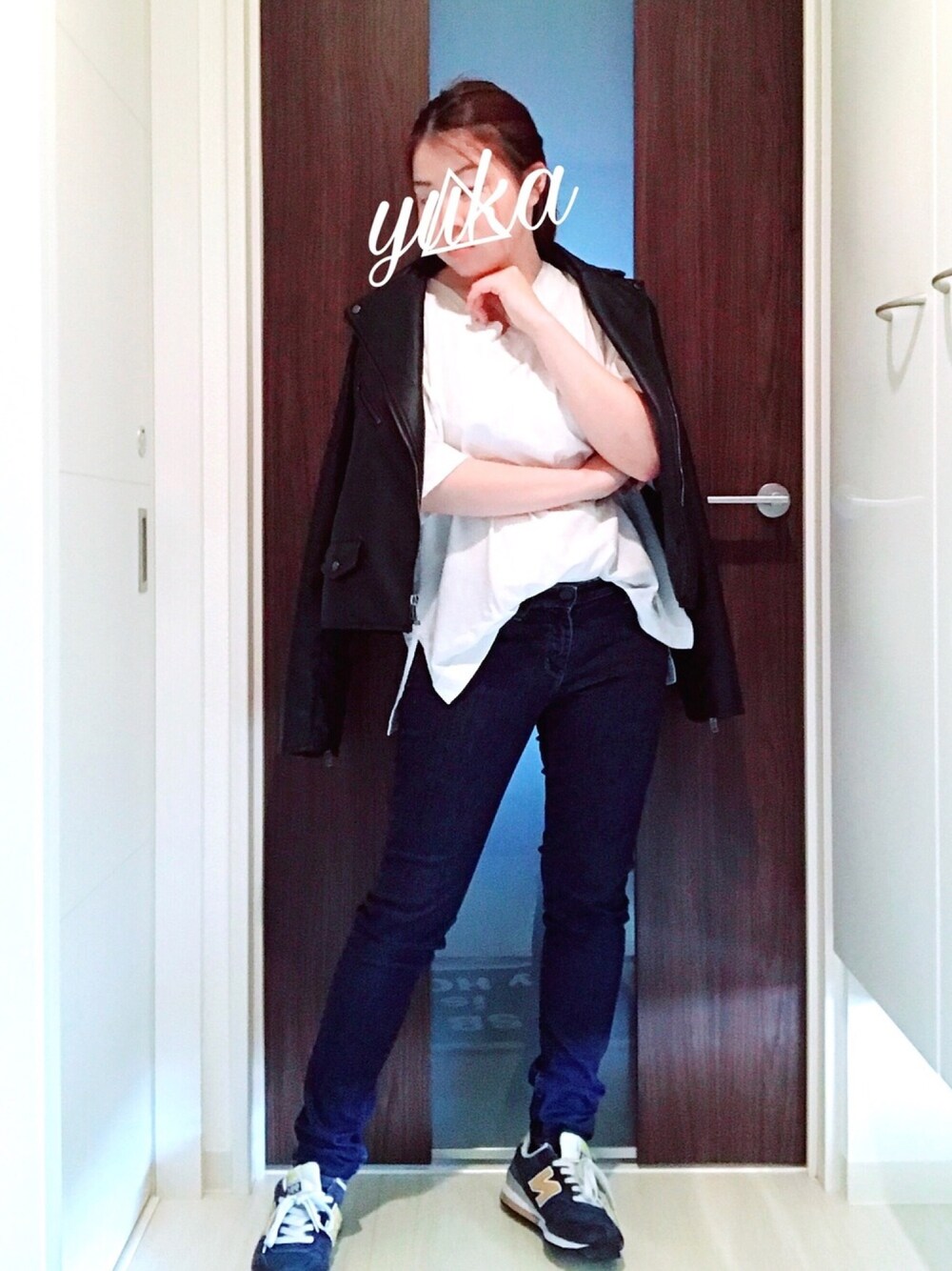「ローリーズファーム(LOWRYS FARM)、ライダース、JEANASiS、白Tシャツ、UNIQLO、デニムパンツ、ニューバランス、スニーカー」｜「LOWRYS FARMのＦＬＢＩＧライダース　732686 （ライダースジャケット、ブラック系）」を使った、YukAさん（レディース・156cm）の春コーディネートの1枚目の写真