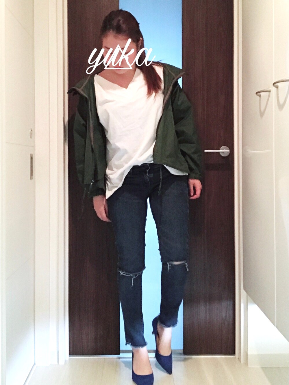 「マウンテンパーカー、カーキ、白Tシャツ、スキニーデニム、ブルー」｜「JEANASISのBASIC V TEE/726448（Tシャツ/カットソー、ホワイト系）」を使った、YukAさん（レディース・156cm）の春コーディネートの1枚目の写真