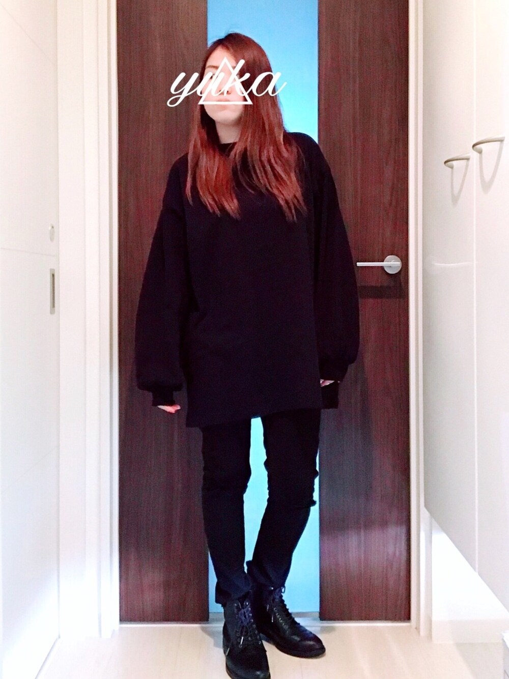 「JEANASiS、Tシャツ、UNIQLO、ダメージデニムパンツ、LEPSIM LOWRYS FARM、レースアップシューズ、ブラック、オールブラック、ワントーンコーデ」｜「JEANASISのBIGロンTEE/785188 （Tシャツ/カットソー、ブラック系）」を使った、YukAさん（レディース・156cm）の春コーディネートの1枚目の写真