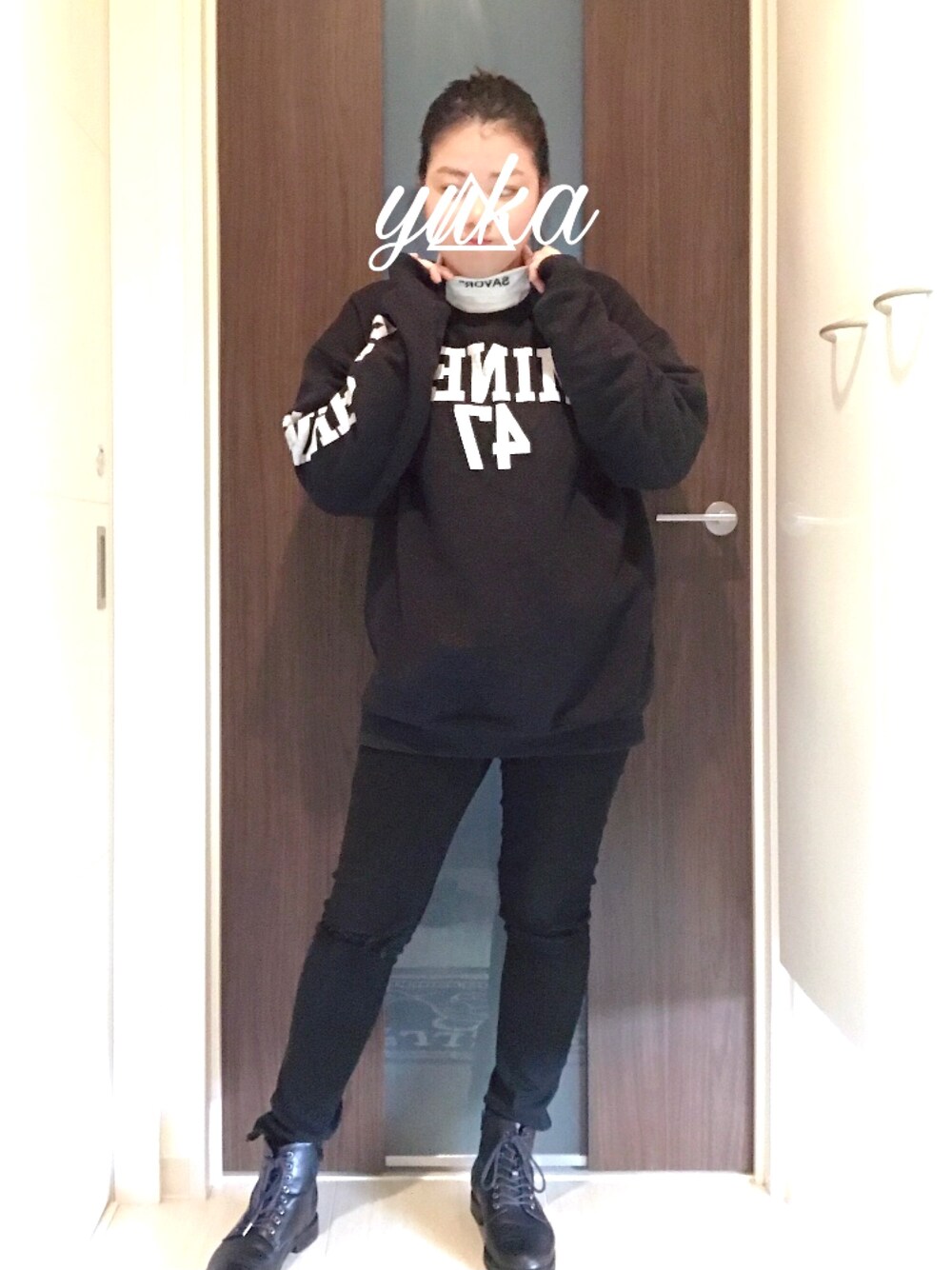 「JEANASiS、LOWRYS FARM、UNIQLO、ブラック、ハイネック、ネックロゴ」｜「JEANASISのロゴロールネックLS/814339（Tシャツ/カットソー、ホワイト系）」を使った、YukAさん（レディース・156cm）の秋コーディネートの1枚目の写真
