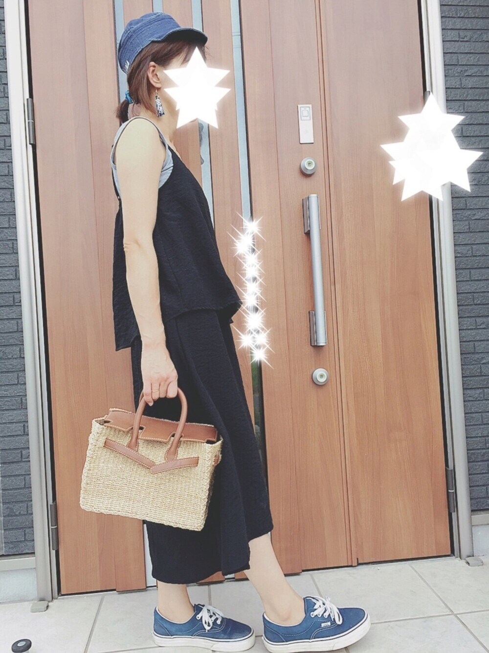 ブルー系のスニーカー、ベージュ系のかごバッグを着用したレディースの夏コーディネートの1枚目の写真