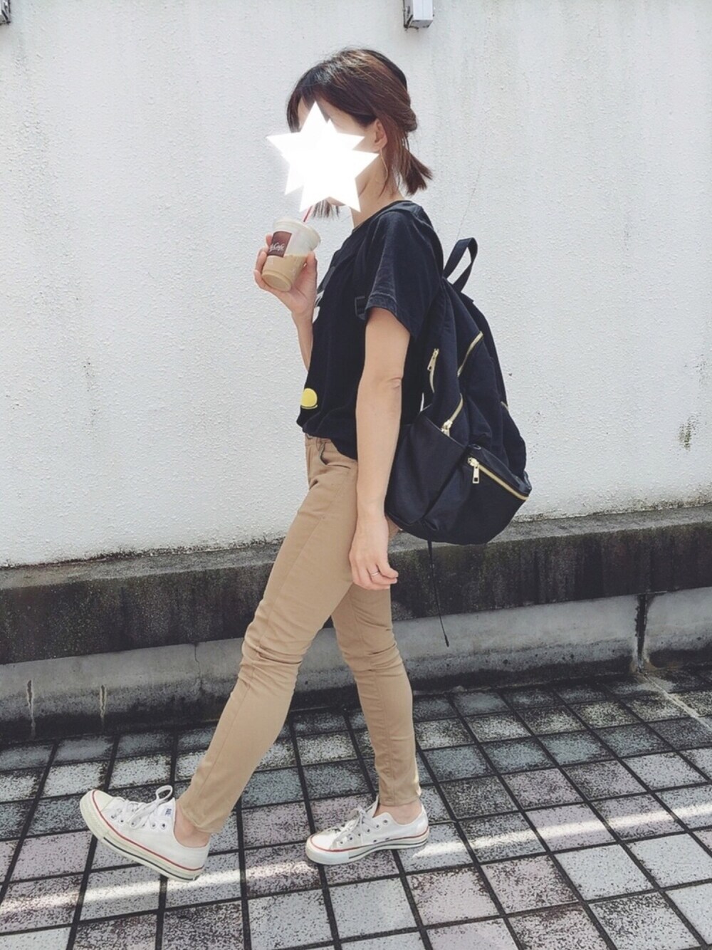 「シンプルコーデ、カジュアル、黒、ママファッション、UNIQLO、コンバース、リュック」｜「UNIQLOの「ミッキースタンズ」グラフィックT（半袖）（Tシャツ/カットソー、ブラック系）」を使った、mii♡ さん（レディース・149cm）の夏コーディネートの1枚目の写真