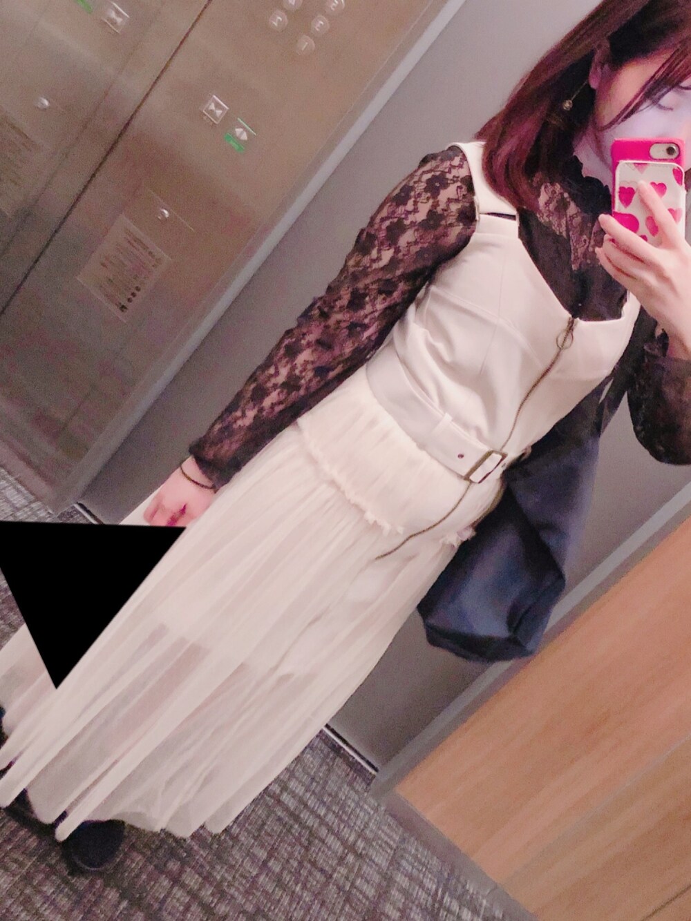 ベージュ系のワンピース、ブラック系のTシャツ/カットソー、レッド系のその他小物を着用したレディースの秋コーディネートの1枚目の写真