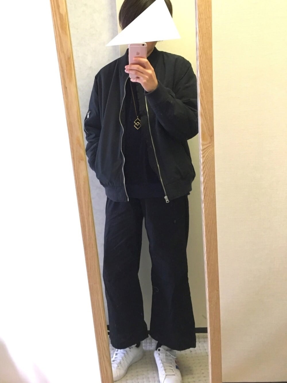 「シンプル、ワイドパンツ、ベロア、スニーカー、冬コーデ、streetstyle、カジュアル、大学生、黒」｜「coenのリラックスワイドパンツ（その他パンツ、ブラック系）」を使った、SYUさん（メンズ・176cm）の冬コーディネートの1枚目の写真