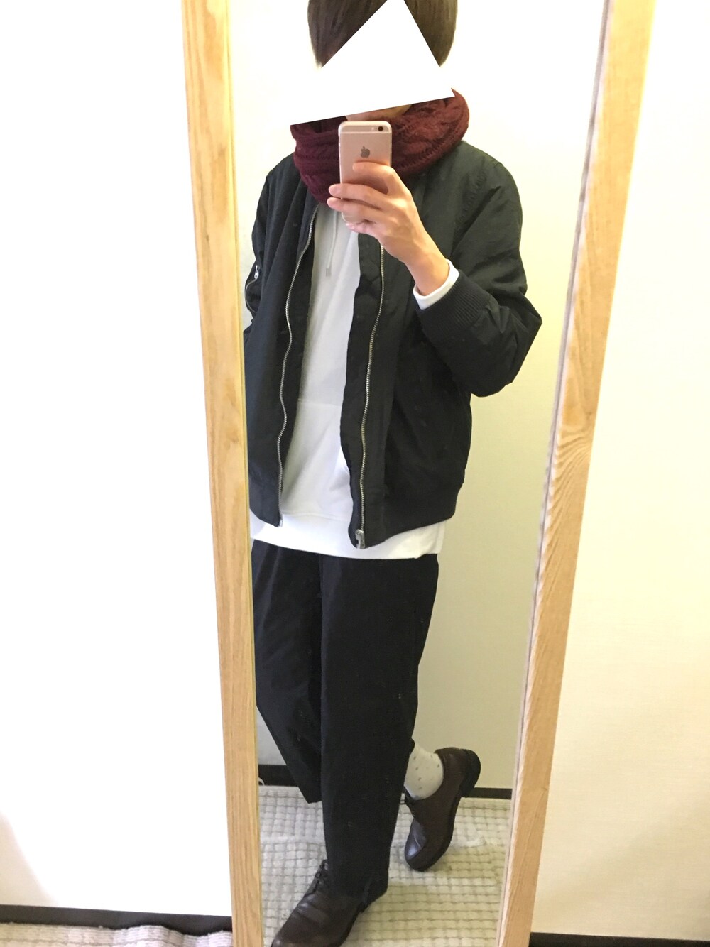 ブラック系のその他パンツ、ホワイト系のパーカー、ブラック系のブルゾンを着用したメンズの冬コーディネートの1枚目の写真