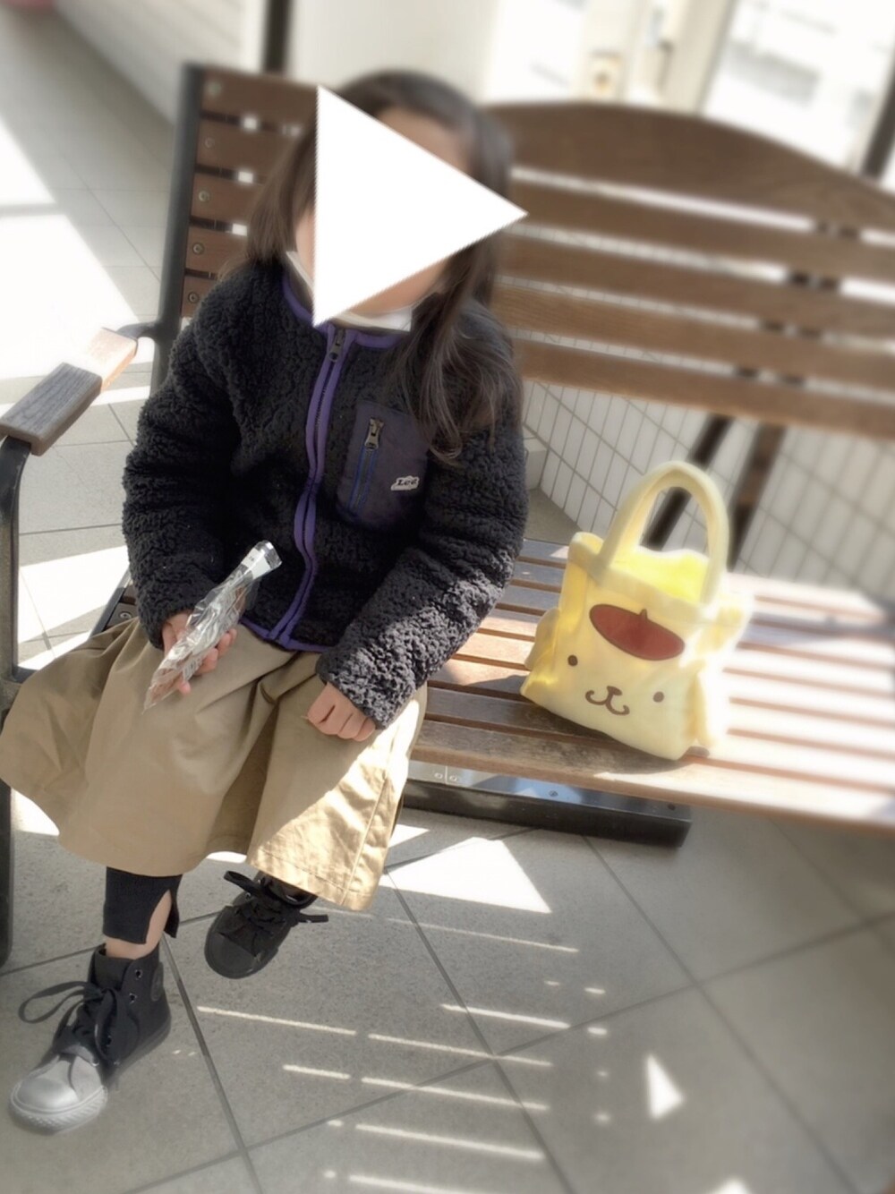 「LEE、Lee kids、グローバルワーク(GLOBAL WORK)、ジャンパースカート、パーカー グレー、ワッフル、ワッフルレギンス、コンバース、コンバース オールスター、コンバース ハイカット」｜「Leeのフリース　ノーカラージャケット（ノーカラージャケット、ブラック系）」を使った、non☆彡さん（キッズ・100cm）の春コーディネートの1枚目の写真