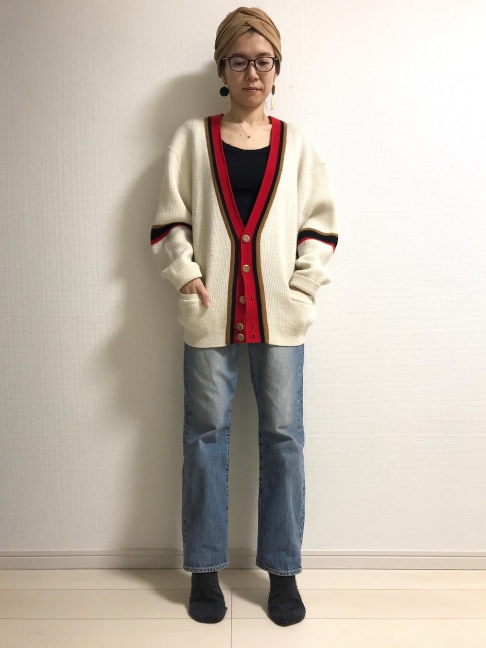 「休日スタイル、ジーンズ、古着MIX、ビッグシルエット、ターバン×メガネ」｜「THE SHINZONEのストレートデニム（デニムパンツ、ブルー系）」を使った、inaさん（レディース・153cm）の冬コーディネートの1枚目の写真