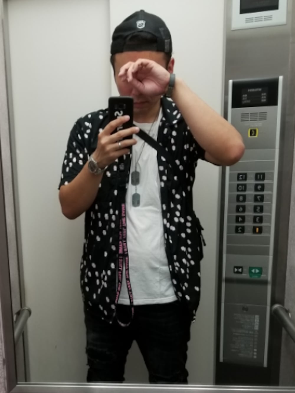 LOUIS VUITTONのブレスレット（グレー系）を使ったメンズ人気