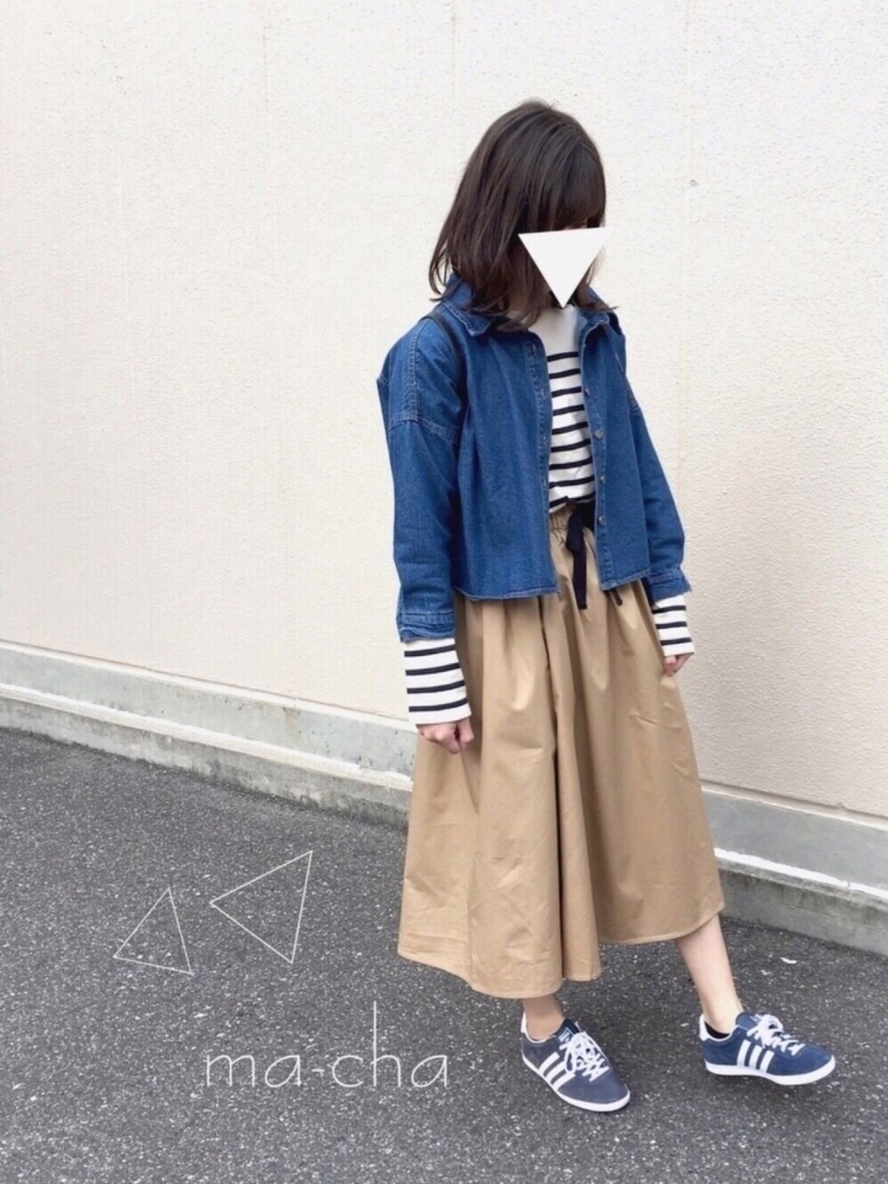 ブルー系のデニムジャケット、ブルー系のTシャツ/カットソー、ベージュ系のスカートを着用したレディースの春コーディネートの1枚目の写真