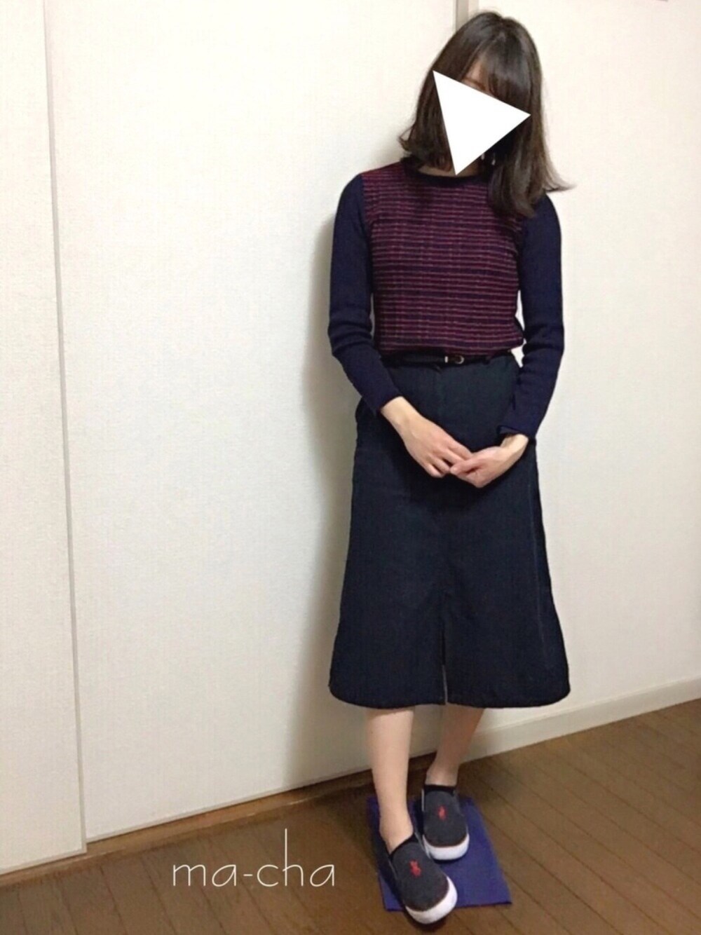 ブルー系のニット/セーター、ブルー系のスカート、レッド系のスニーカーを着用したレディースの春コーディネートの1枚目の写真