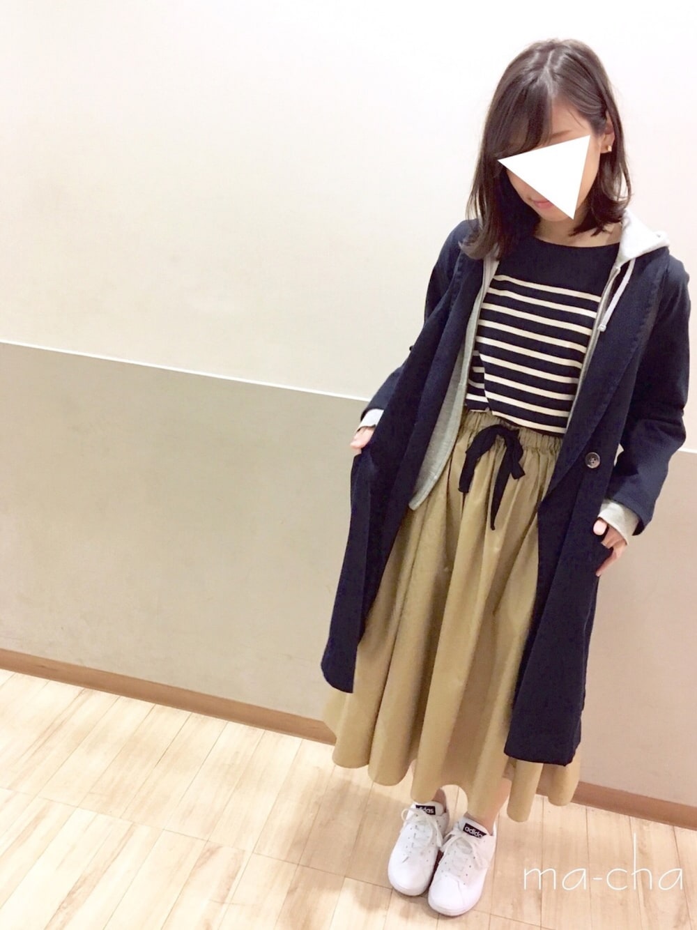 ブルー系のチェスターコート、グレー系のパーカー、ブルー系のTシャツ/カットソーを着用したレディースの春コーディネートの1枚目の写真