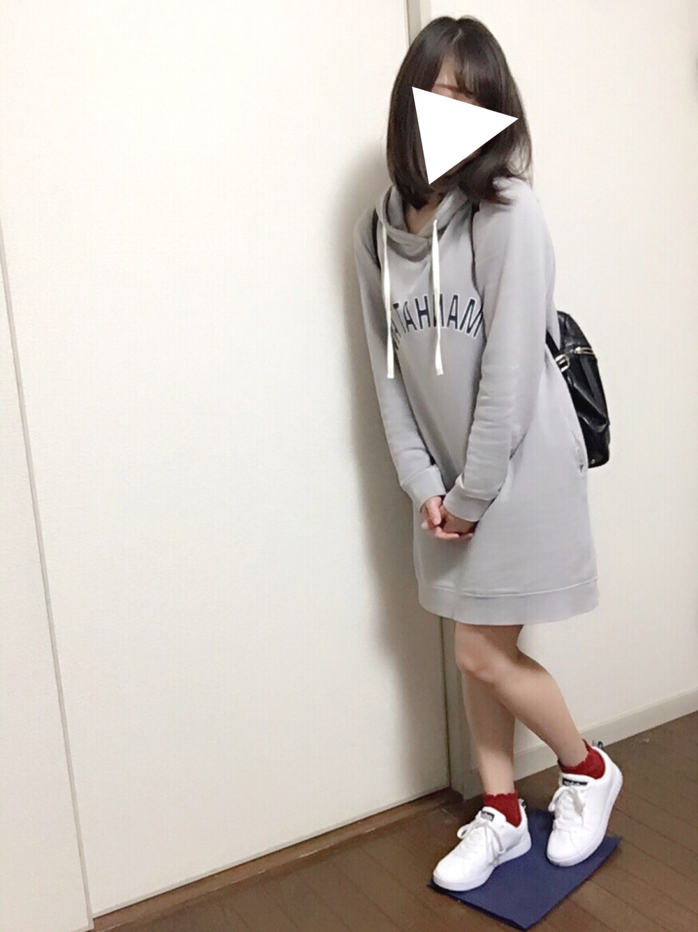 「カジュアルコーデ、ラクチンコーデ、休日スタイル、ラフ、パーカー、ワンピース、スニーカー、リュック、adidas、差し色」｜「PEACH JOHNのスウェットフーディミニワンピ（ワンピース、グレー系）」を使った、macha＊さん（レディース・159cm）の春コーディネートの1枚目の写真