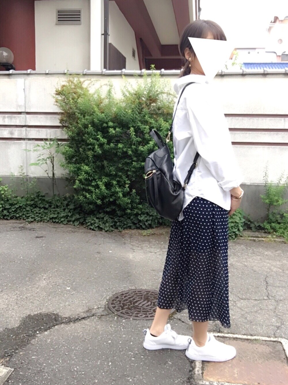 ホワイト系のシャツ/ブラウス、ブルー系のワンピース、ベージュ系のスニーカーを着用したレディースの春コーディネートの1枚目の写真