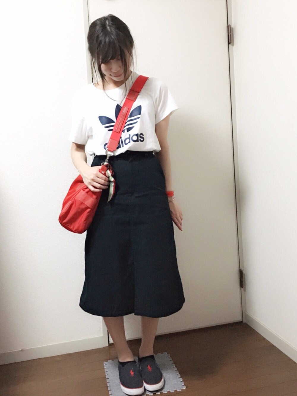 「カジュアルコーデ、スポーツミックス、スカートスタイル、Tシャツ、スリッポン、ポロラルフローレン、adidas originals、ネイビー、差し色(赤)、ショルダーバッグ」｜「adidas Originalsのアイテム（ワンピース/ドレス、ホワイト系）」を使った、macha＊さん（レディース・159cm）の夏コーディネートの1枚目の写真