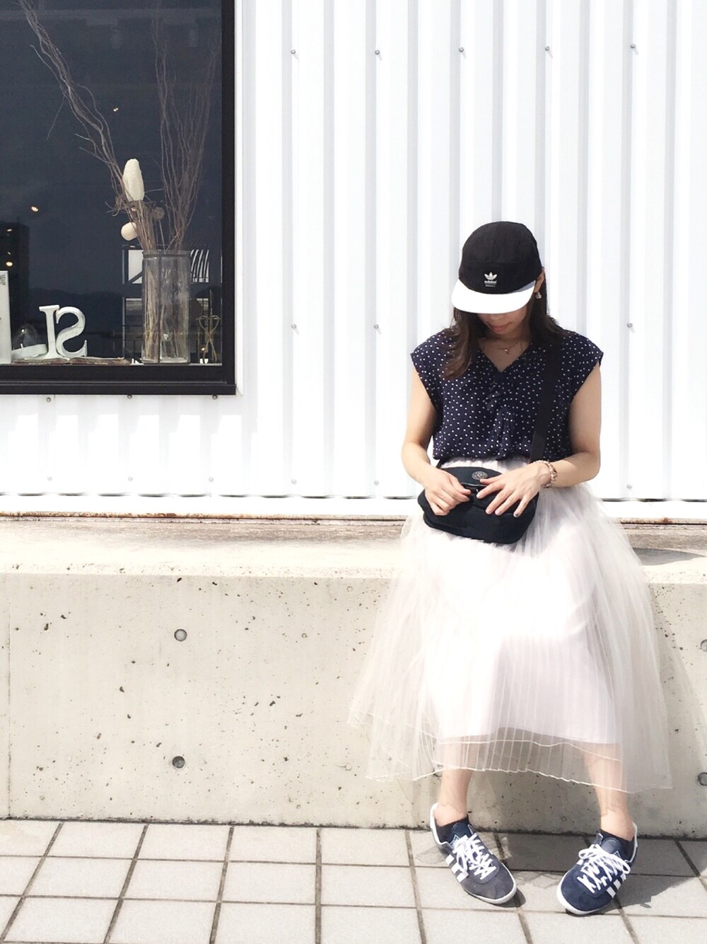 ブルー系のシャツ/ブラウス、グレー系のスカート、ブルー系のスニーカーを着用したレディースの夏コーディネートの1枚目の写真