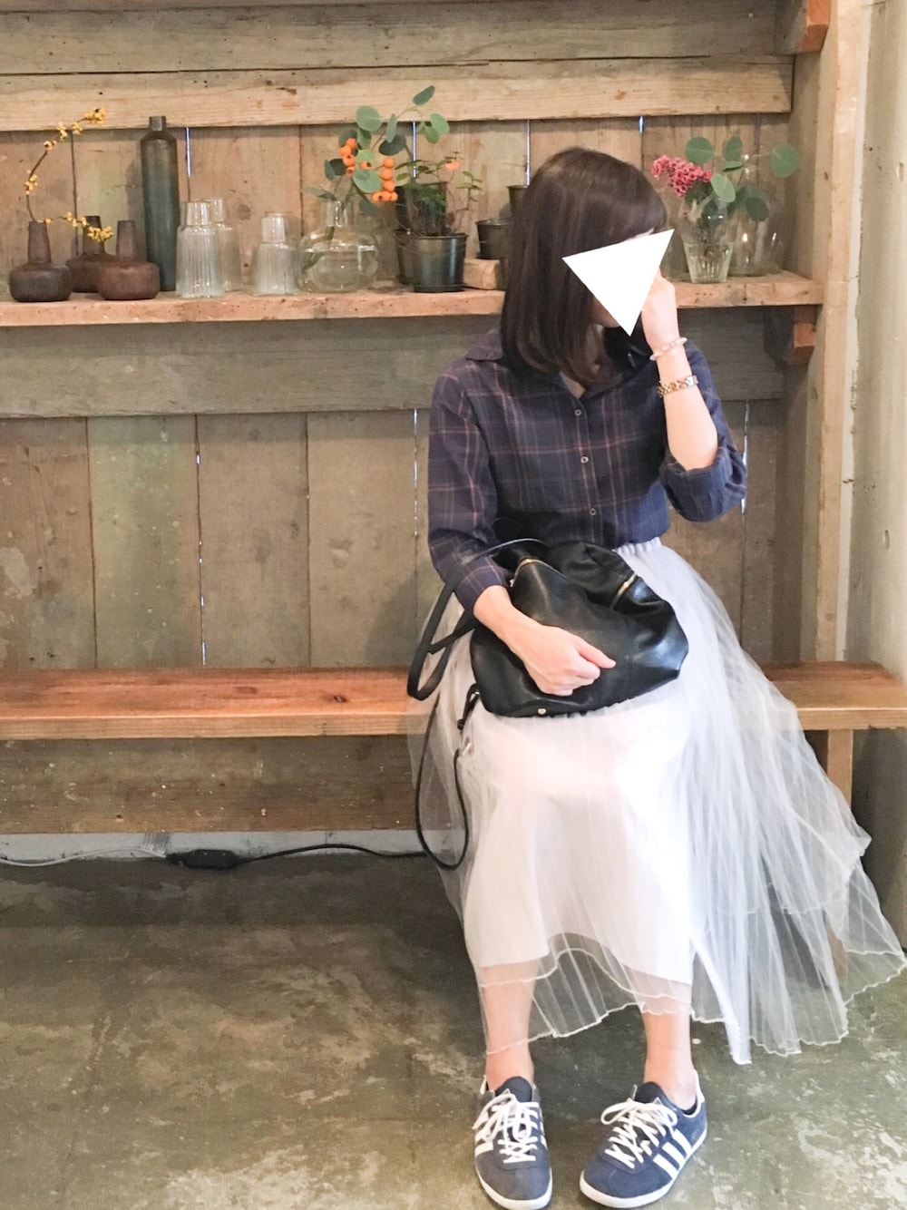 ブルー系のTシャツ/カットソー、グレー系のスカート、ブルー系のスニーカーを着用したレディースの秋コーディネートの1枚目の写真