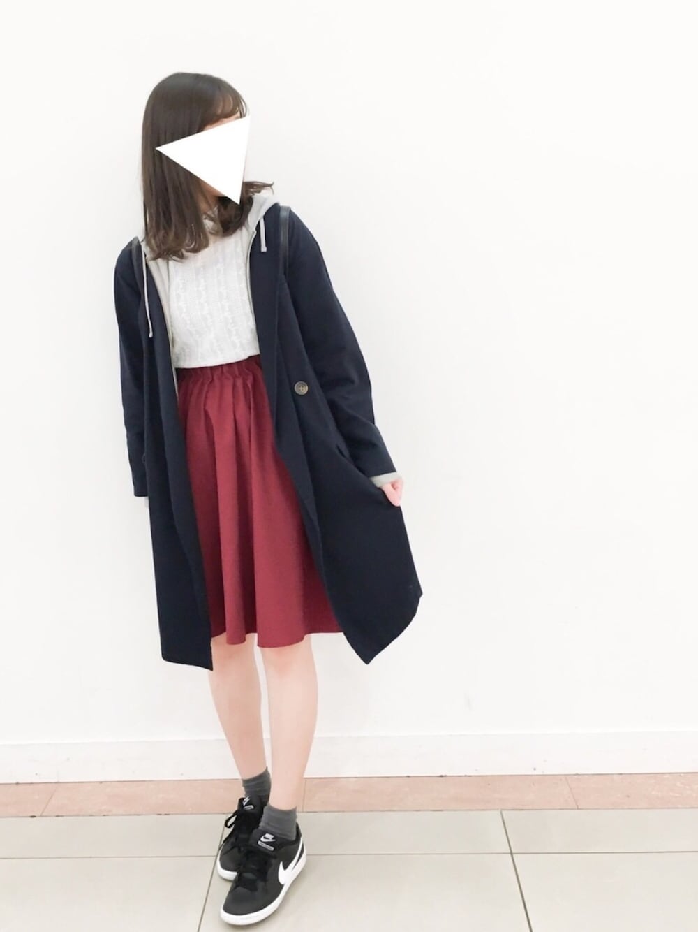 「秋コーデ、カジュアルガーリー、スニーカーコーデ、ロングコート、パーカー、ブラウス、刺繍、黒スニーカー、フレアスカート、NIKE」｜「earth music&ecologyのアイテム（チェスターコート、ブルー系）」を使った、macha＊さん（レディース・159cm）の秋コーディネートの1枚目の写真