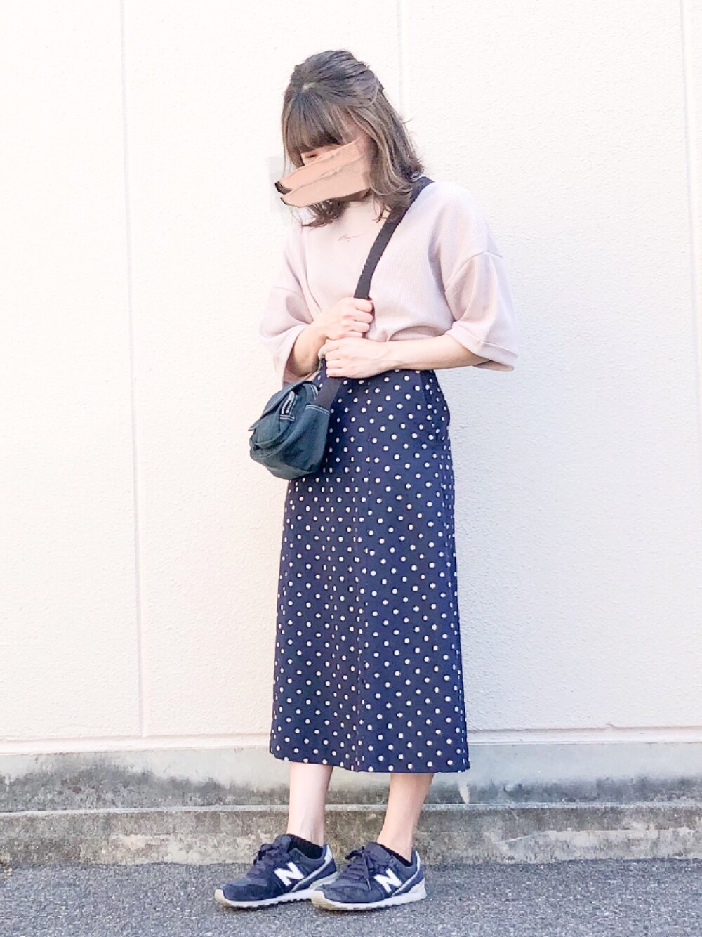 ピンク系のTシャツ/カットソー、ブルー系のスカート、パープル系のスニーカーを着用したレディースの春コーディネートの1枚目の写真