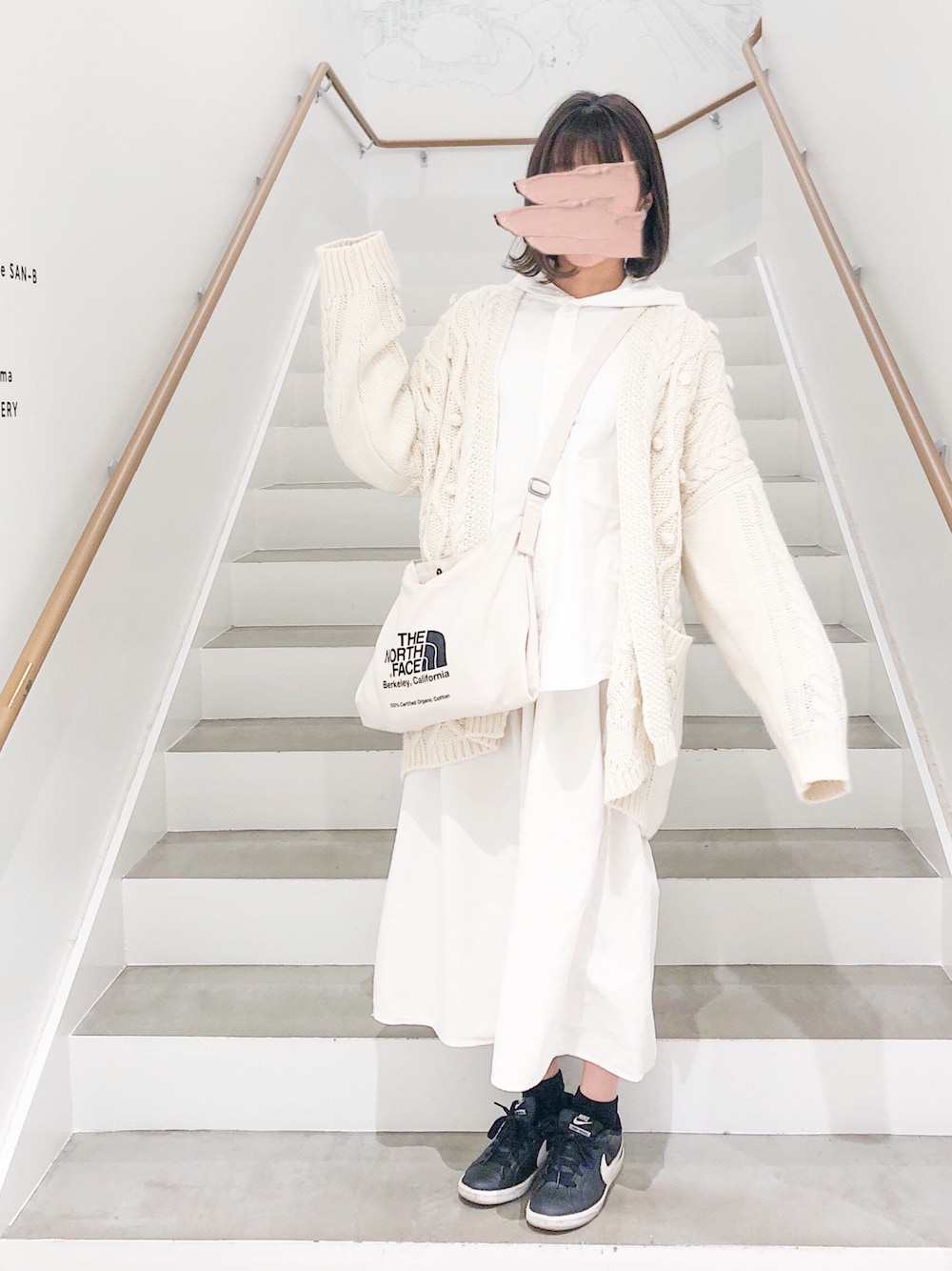 ホワイト系のカーディガン/ボレロ、ホワイト系のシャツ/ブラウス、ホワイト系のスカートを着用したレディースの冬コーディネートの1枚目の写真