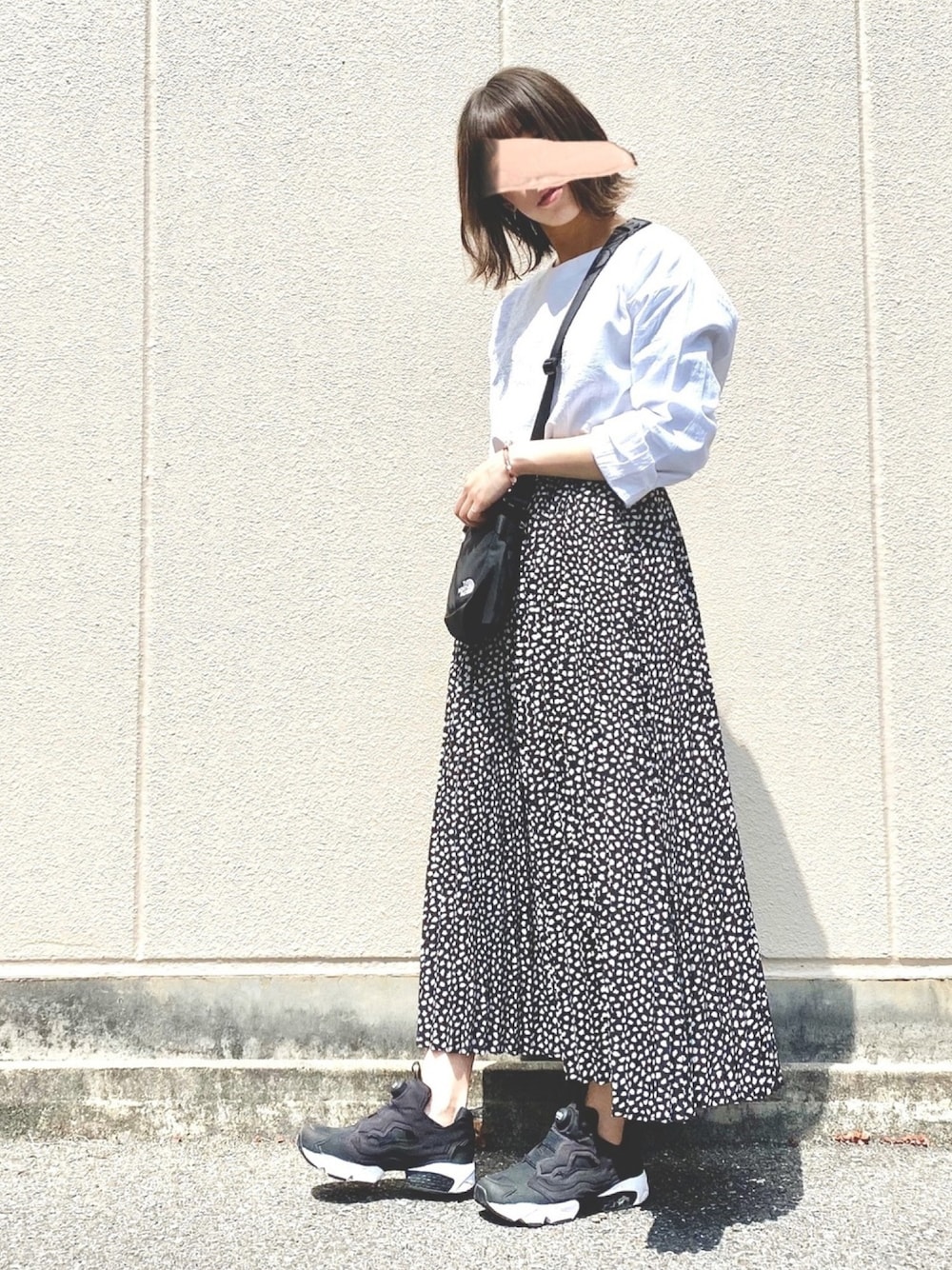 「大人カジュアル、モノトーン、白黒、刺繍ブラウス、プリーツスカート、ポンプフューリー、reebok、ノースフェイス、アドレセンス、ZOZOでしか買えない」｜「studio CLIPのフラワー刺繍Vネックブラウス（シャツ/ブラウス、ホワイト系）」を使った、macha＊さん（レディース・159cm）の春コーディネートの1枚目の写真