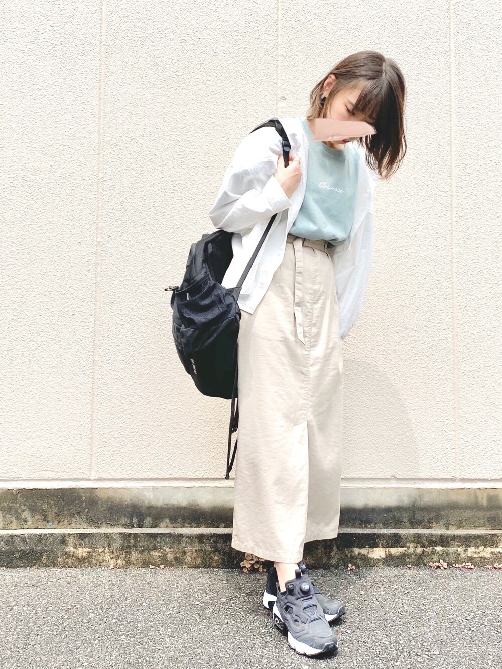 ホワイト系のシャツ/ブラウス、グリーン系のTシャツ/カットソー、ベージュ系のスカートを着用したレディースの春コーディネートの1枚目の写真