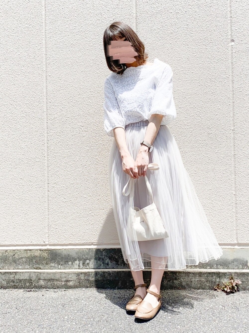 「ワントーンコーデ、プチプラコーデ、春夏コーデ、大人ガーリー、刺繍ブラウス、チュールスカート、プリーツスカート、サコッシュ、ローファー、ホワイト」｜「DAIS-Yのアイテム（シャツ/ブラウス、ホワイト系）」を使った、macha＊さん（レディース・159cm）の夏コーディネートの1枚目の写真