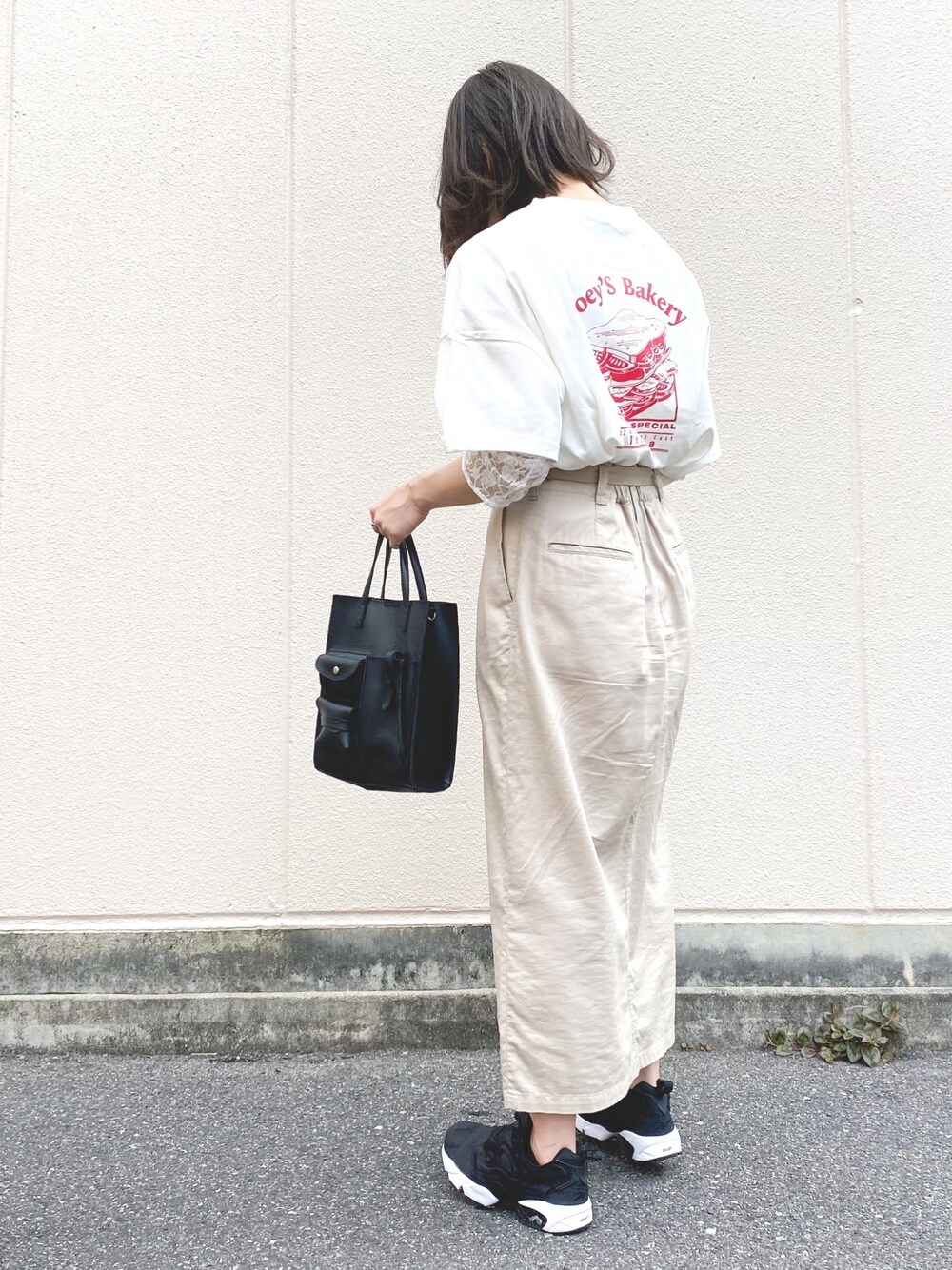 ホワイト系のTシャツ/カットソー、ホワイト系のシャツ/ブラウス、ベージュ系のスカートを着用したレディースの夏コーディネートの1枚目の写真