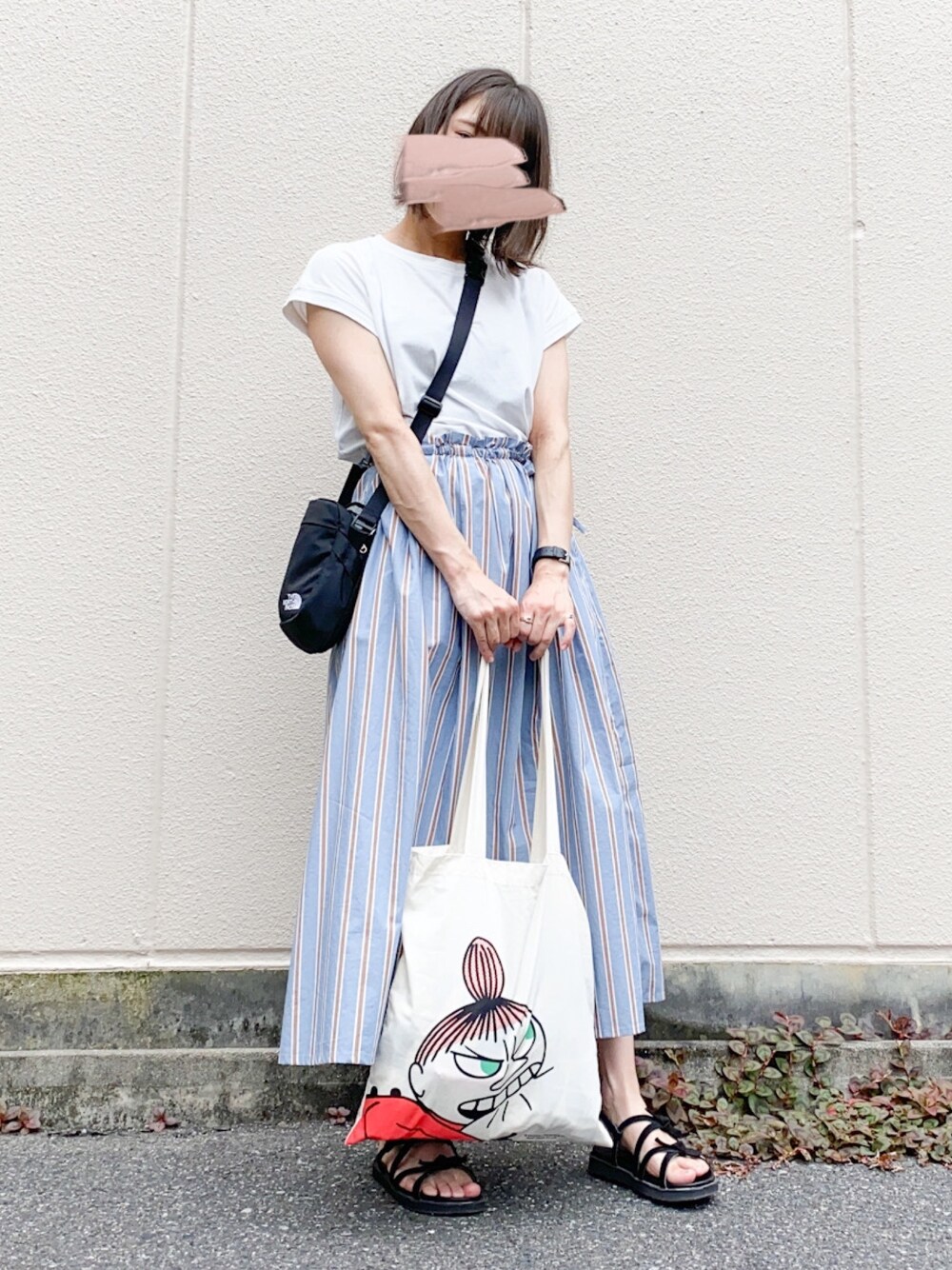 ホワイト系のTシャツ/カットソー、ブルー系のスカート、ブラック系のサンダルを着用したレディースの夏コーディネートの1枚目の写真