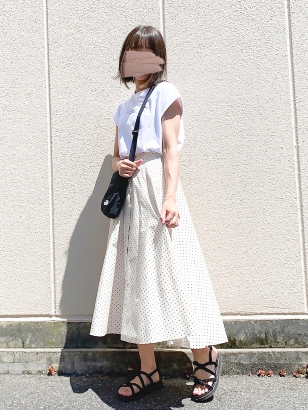 ホワイト系のTシャツ/カットソー、ベージュ系のスカート、ベージュ系のショルダーバッグを着用したレディースの秋コーディネートの1枚目の写真