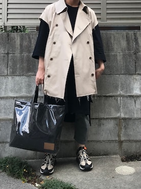 「yoke」｜「アイテム（トレンチコート）」を使った、てぃーさん（メンズ・166cm）の春コーディネート