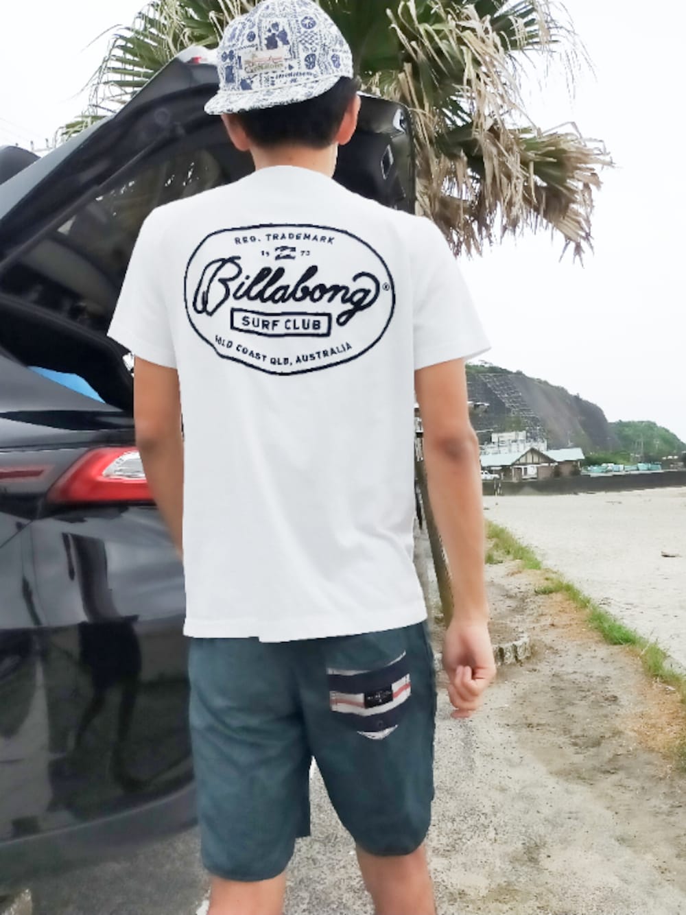 「サーフィン、夏休み」｜「BILLABONGのアイテム（Tシャツ/カットソー、ホワイト系）」を使った、KONGさん（メンズ・176cm）の秋コーディネートの1枚目の写真