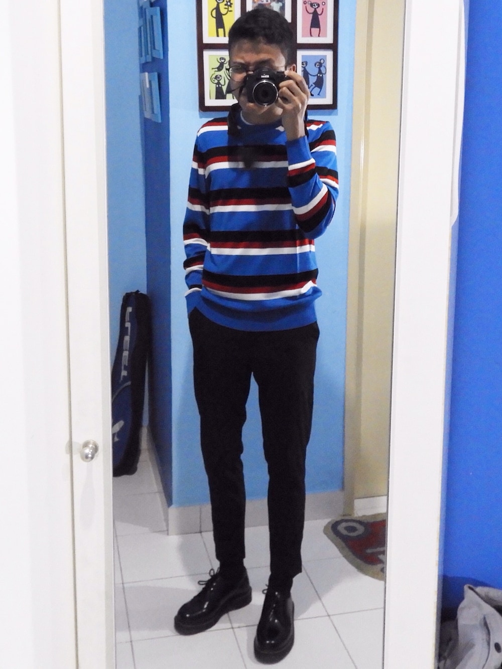「Docs、doctor martens、JW Anderson、UNIQLO、Dr.Martens、TOPMAN」｜「jw andersonのアイテム（ニット/セーター、ブルー系）」を使った、Imran Hanafi Rozaharさん（メンズ・170cm）の秋コーディネートの1枚目の写真