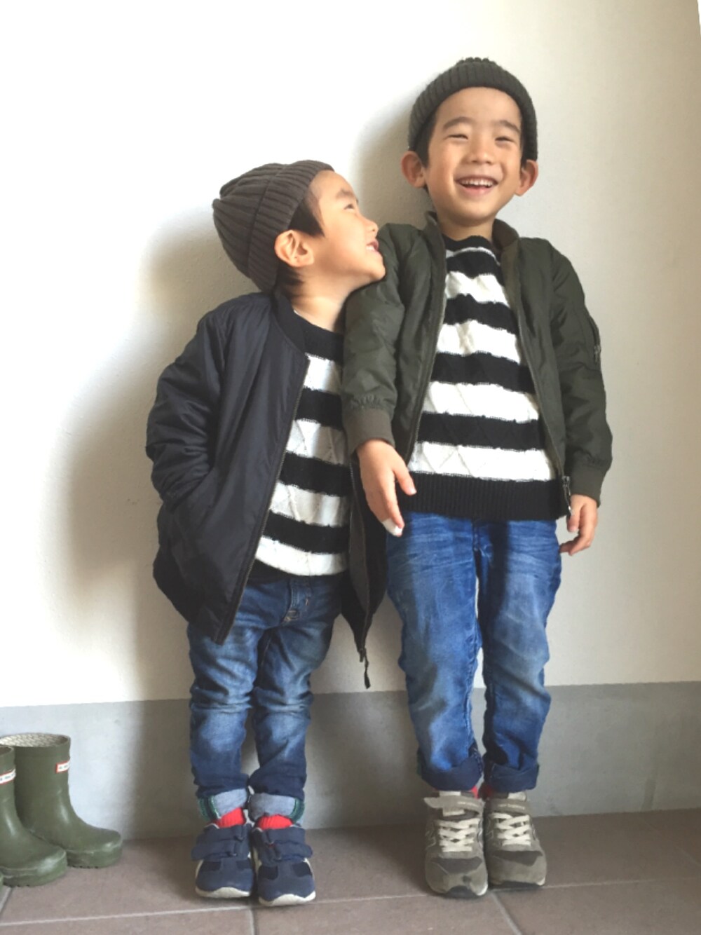 「キッズファッション、男の子コーデ、デニムパンツ、MA-1、カーキ、ボーダー、ニット帽、セーター、カジュアルコーデ、赤」｜「UNIQLOのアイテム（ジャケット/アウター、グリーン系）」を使った、おーぺーさん（キッズ・100cm）の冬コーディネートの1枚目の写真