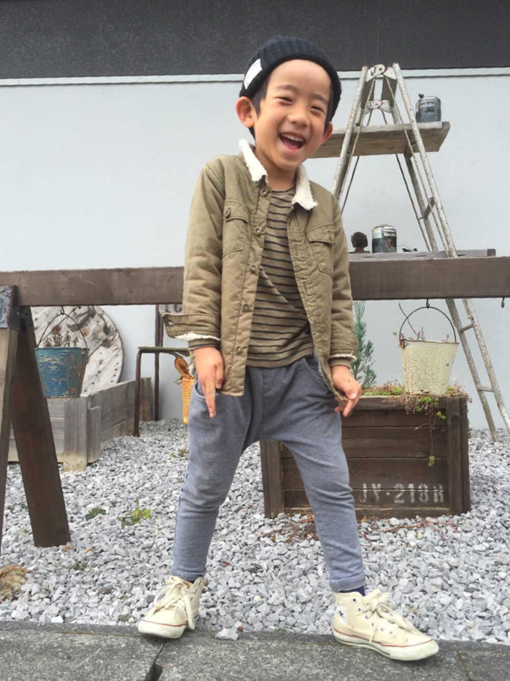 「カジュアル、キッズコーデ、ボーダー、シンプル、男の子、コンバース、カーキ、ニット帽、プチプラ」｜「CONVERSEのアイテム（スニーカー、ホワイト系）」を使った、おーぺーさん（キッズ・110cm）の春コーディネートの1枚目の写真