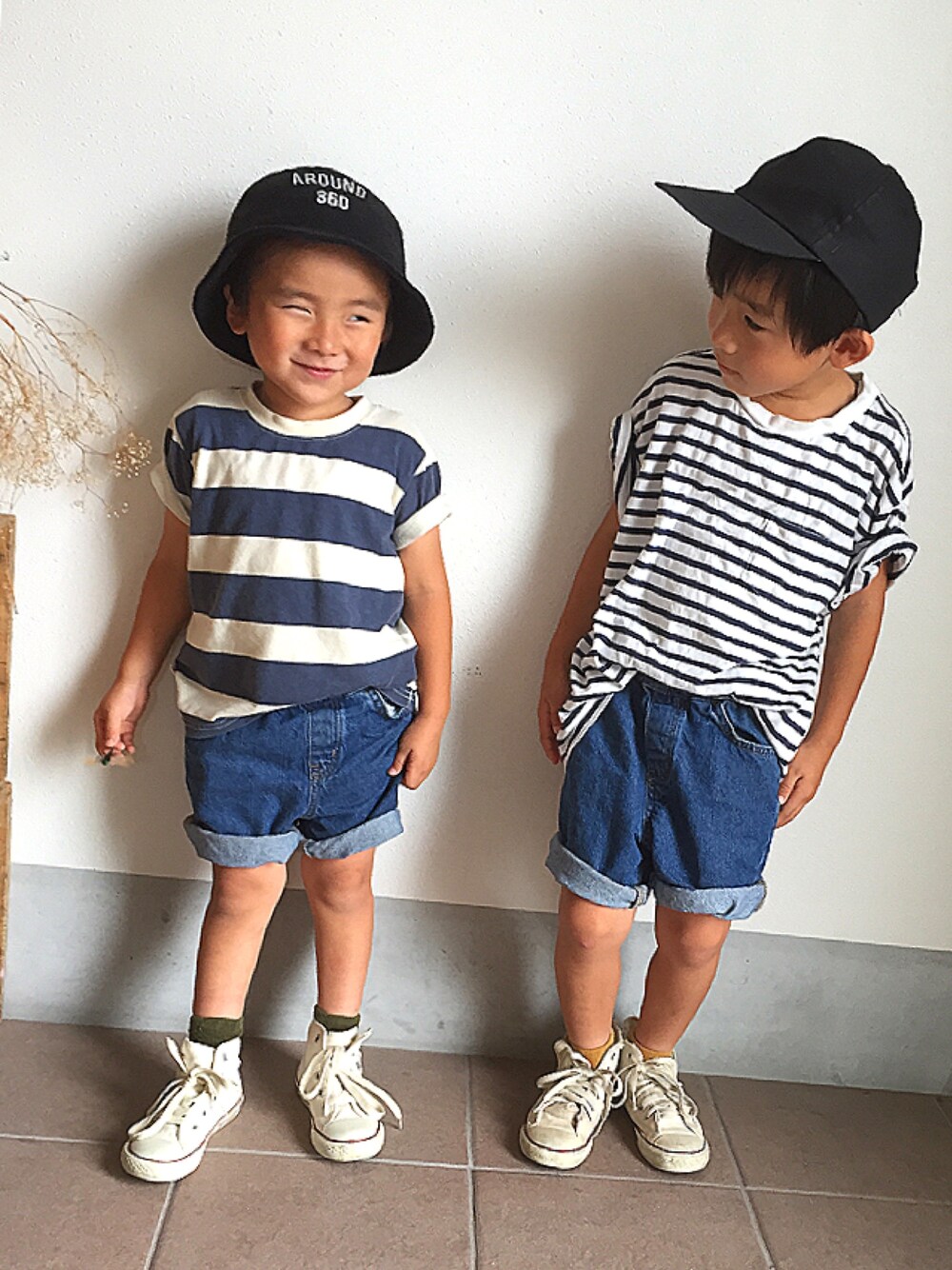 「夏、おとこのこ、UNIQLO、ボーダー、キャップ、デニムショートパンツ、コンバース、ハット」｜「CONVERSEのアイテム（スニーカー、ホワイト系）」を使った、おーぺーさん（キッズ・100cm）の夏コーディネートの1枚目の写真