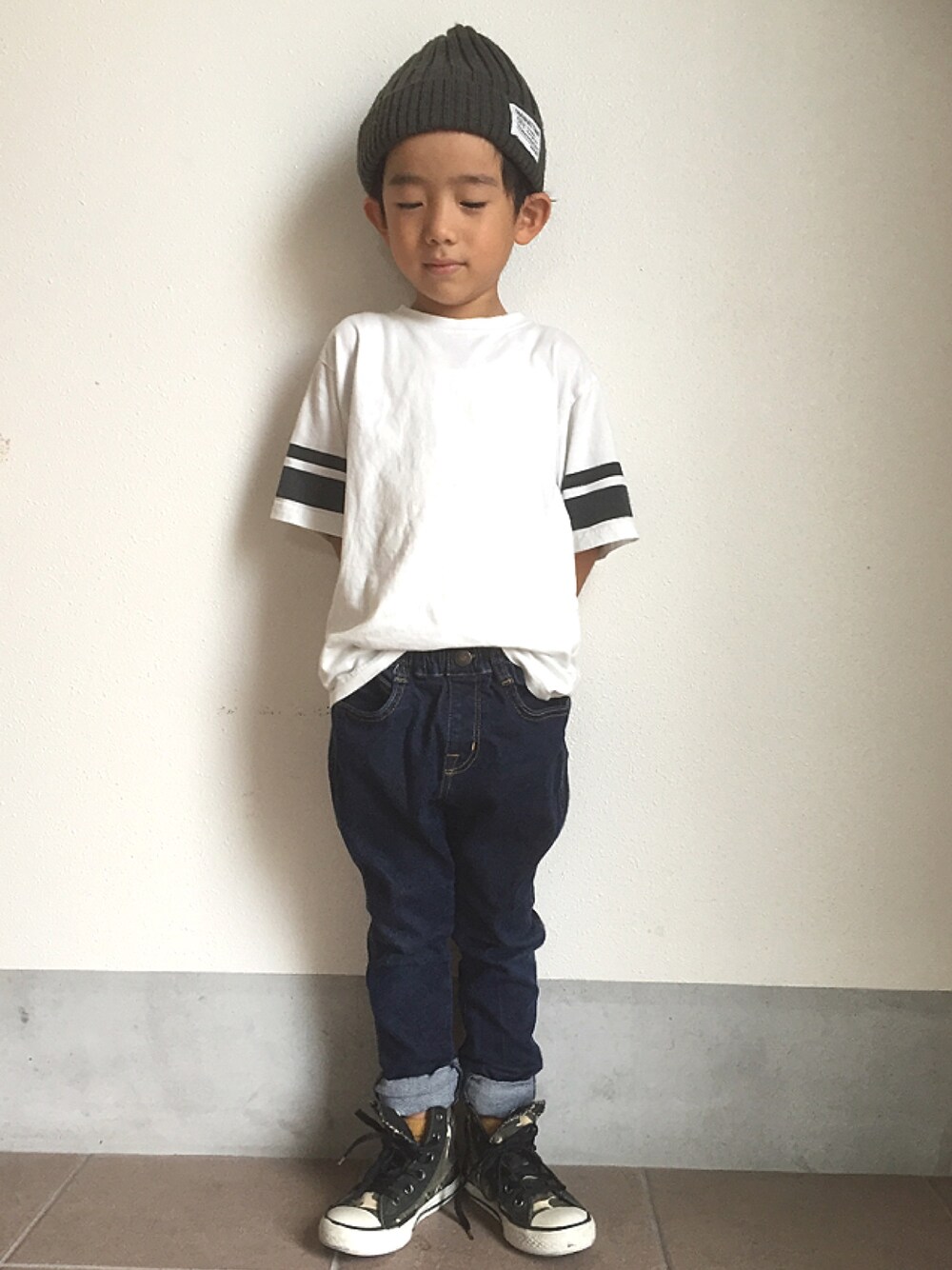 「休日スタイル、カジュアルコーデ、おとこのこ、カモフラ、コンバース、デニム、シンプル、ニット帽、白Tシャツ、キッズコーデ」｜「CONVERSEのアイテム（スニーカー、グリーン系）」を使った、おーぺーさん（キッズ・110cm）の秋コーディネートの1枚目の写真