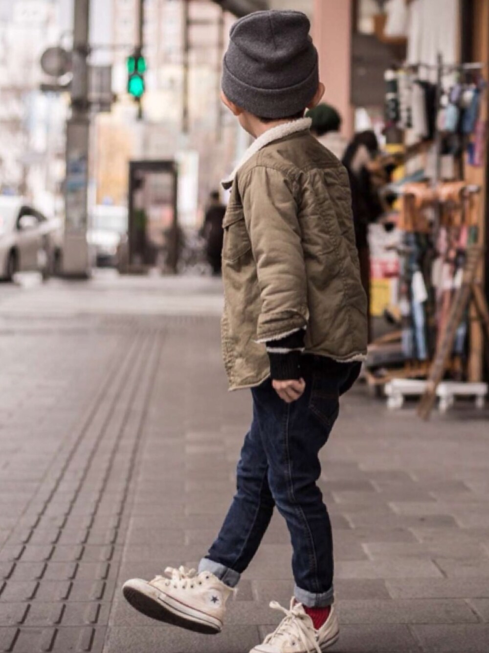 「冬コーデ、プチプラコーデ、ニット帽、男の子コーデ、コンバース、赤、カジュアル、カーキ、デニム」｜「CONVERSEのアイテム（スニーカー、ホワイト系）」を使った、おーぺーさん（キッズ・110cm）の冬コーディネートの1枚目の写真